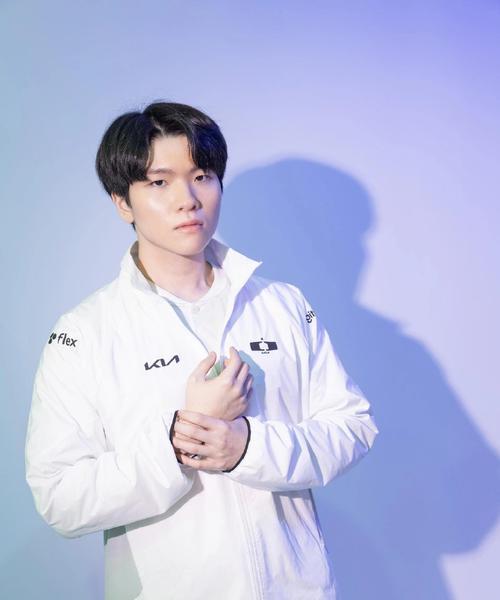 英雄联盟S14赛季队服款式和特点是什么？